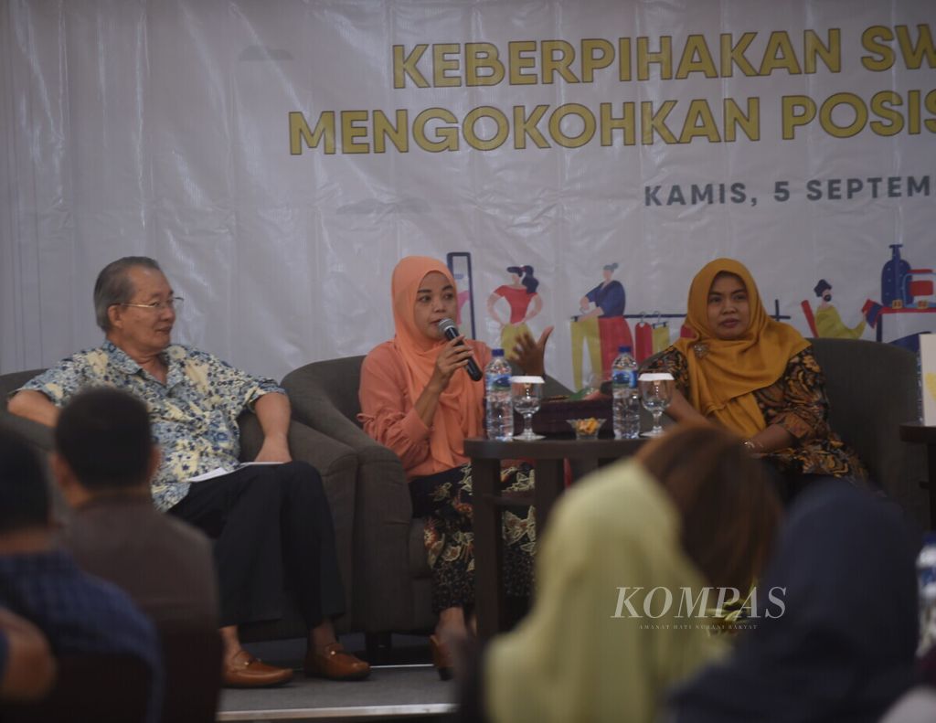 Pengusaha Sri Rahayu (kedua dari kiri) memberikan penjelasan saat berlangsung Bincang Kompas kerja sama harian <i>Kompas </i>dengan PT HM Sampoerna di Hotel Santika, Surabaya, Kamis (5/9/2019). 