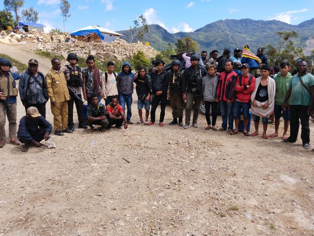Aparat kepolisian berhasil menyelamatkan 10 pekerja jalan trans-Papua dari PT DHR dari serangan kelompok kriminal bersenjata di Kampung Mangabib, Kabupaten Pegunungan Bintang, Papua, Selasa (13/9/2022).