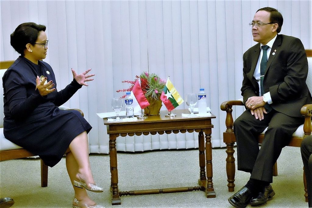 Menteri Luar Negeri Retno LP Marsudi menggelar pertemuan bilateral dengan Menteri Negara untuk Urusan Luar Negeri Myanmar Kyaw Tin di sela-sela pertemuan tingkat menteri luar negeri di KTT Ke-30 ASEAN di Manila, Filipina, Jumat (28/4/2017). 
