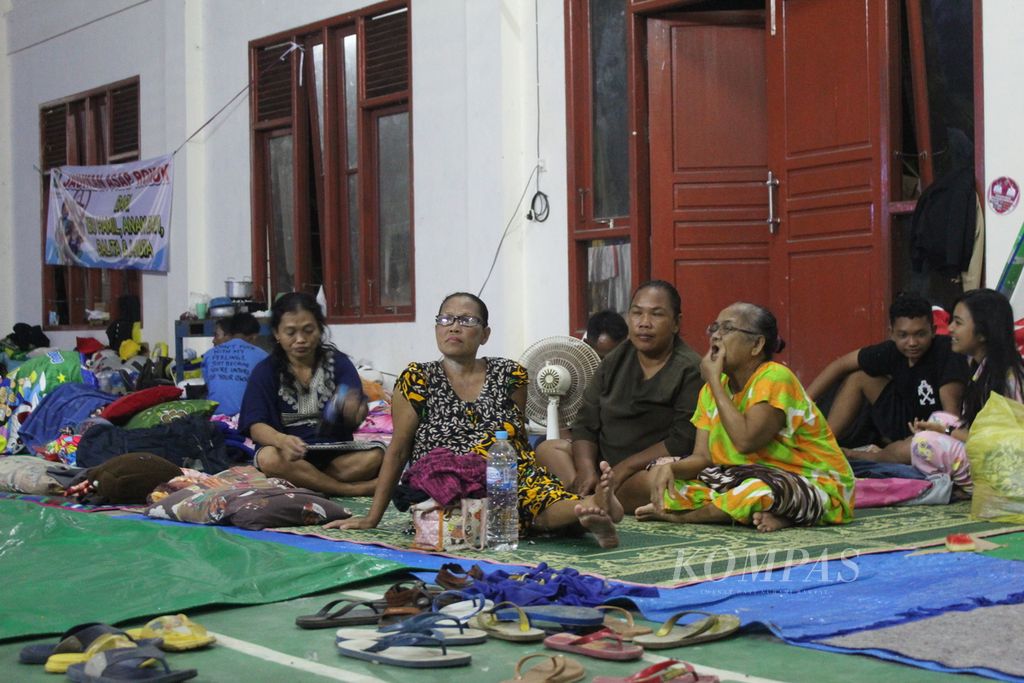 Anak-anak hingga warga lansia mulai diserang berbagai penyakit di tempat pengungsian di GOR Kumpai Batu Atas, Kabupaten Kotawaringin Barat, Kalimantan Tengah, Minggu (30/10/2022).