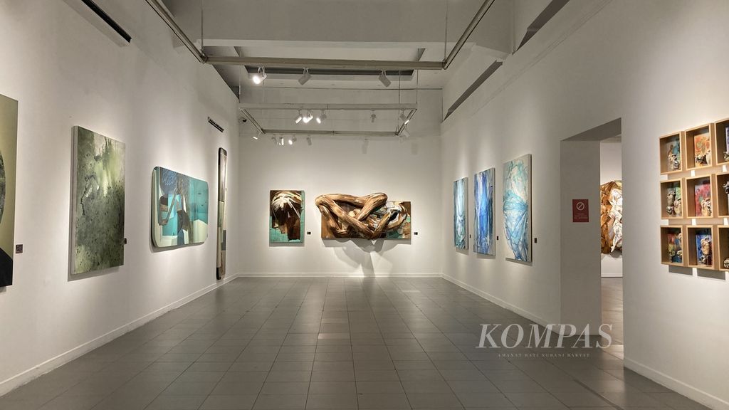 Suasana pameran seni rupa kontemporer "New Hope" di Galeri Nasional, Jakarta, Senin (6/2/2023). 