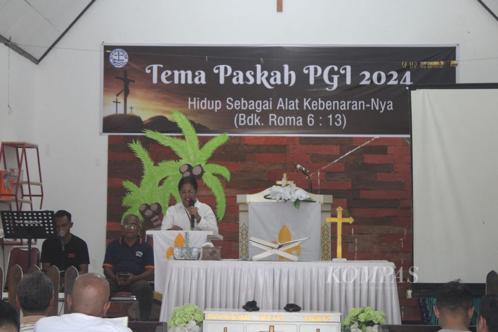 Pelaksanaan ibadat di gereja dalam Rutan Kelas IIB Kupang, NTT, Senin (6/5/2024).