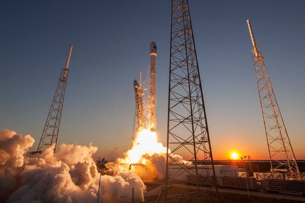 Roket peluncur Falcon 9 milik SpaceX yang membawa satelit Deep Space Climate Observatory meluncur dari Bandar Antariksa Tanjung Canaveral, Florida, Amerika Serikat, 11 Februari 2015. Kini, setelah tujuh tahun berlalu, roket tingkat kedua Falcon 9 akan jatuh ke Bulan pada 4 Maret 2022. Meski menarik, peristiwa ini tidak akan berdampak besar pada manusia ataupun Bulan.
