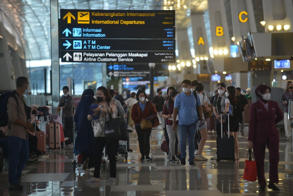 Calon penumpang pesawat memadati Terminal 3 Bandara Internasional Soekarno-Hatta, Tangerang, Banten, Selasa (20/12/2022). 