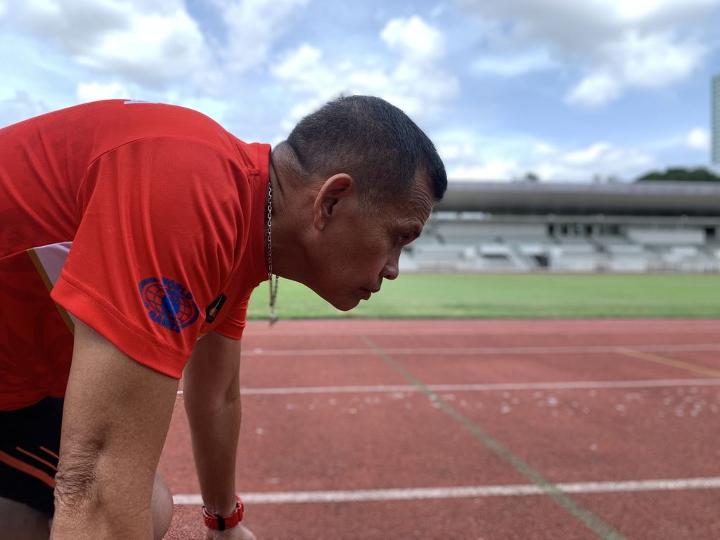 Ockben Sinaga (53), pelari master, saat ditemui di sela-sela latihan, Senin (24/10/2022), di lintasan atletik Stadion Madya Gelora Bung Karno, Jakarta. Ockben akan mengikuti Philippines Masters International Athletics Championship 2022 pada 11-12 November mendatang.