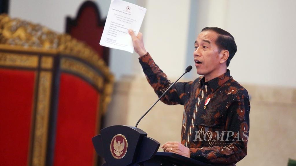 Presiden Joko Widodo menyampaikan sambutan saat Penyerahan Daftar Isian Pelaksanaan Anggaran (DIPA) dan buku Daftar Alokasi Transfer ke Daerah dan Dana Desa Tahun 2020 di Istana Negara, Jakarta, Kamis (14/11/2019).