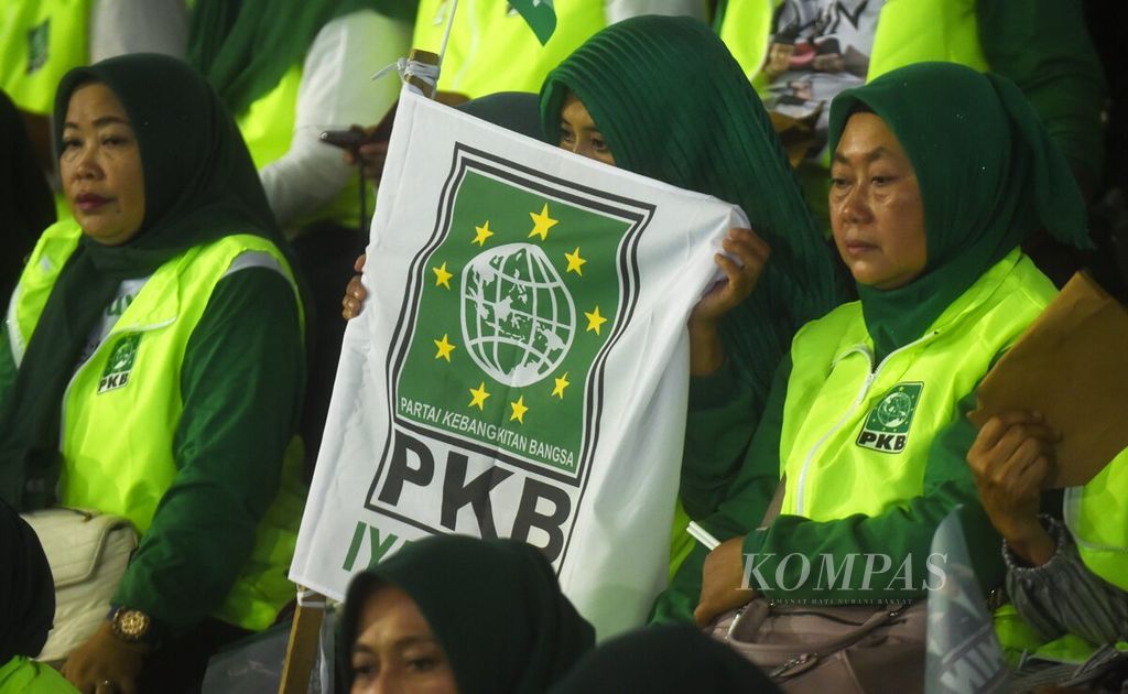 Bendera Partai Kebangkitan Bangsa  dibawa saat acara Konsolidasi Kader dan Relawan Amin Jawa Timur di DBL Arena, Surabaya, Jawa Timur, Rabu (10/1/2024).