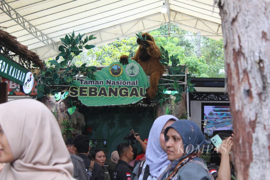 Salah satu stan dari Balai Taman Nasional Sebangau di acara peringatan Hari Konservasi Alam Nasional (HKAN) 2023 di Taman Wisata Alam Bukit Tangkiling, Kota Palangkaraya, Kalteng, Rabu (8/11/2023).