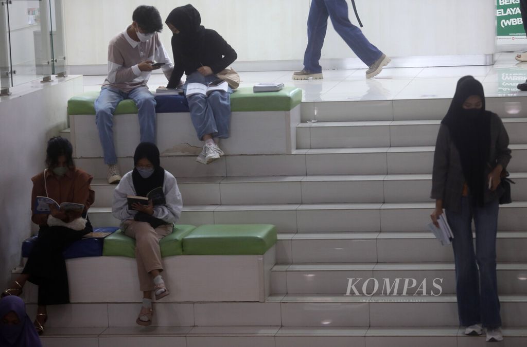 Ruang di tangga yang dimanfaatkan sebagai tempat untuk membaca bagi pengunjung Perpustakaan Nasional RI, Jakarta, Kamis (27/4/2023). Membaca buku menjadi kebiasaan yang dipandang remeh oleh sebagian orang, yakni para pelaku <i>bookshaming</i>. Mereka perlu dilawan.