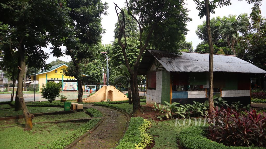 Ruang terbuka hijau di Kampung Berseri Astra Rawajati, Pancoran, Jakarta Selatan, Sabtu (25/2/2023) sore.