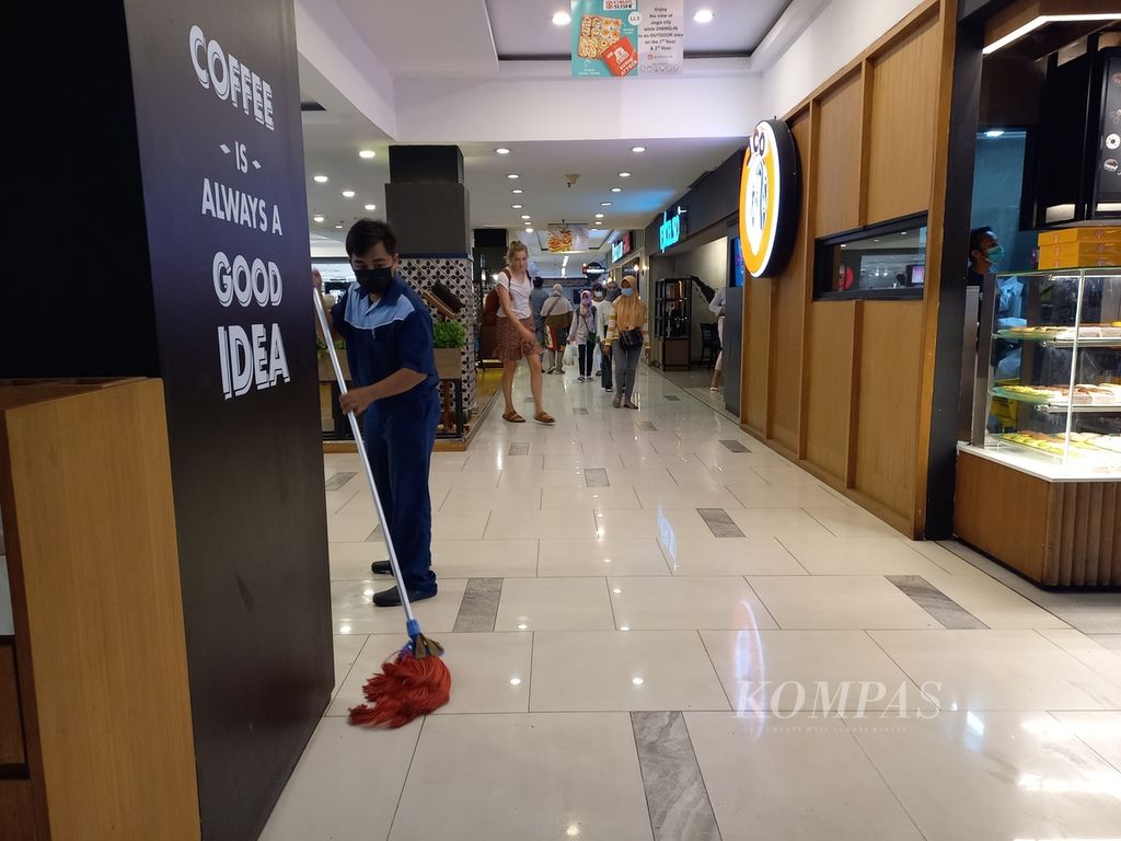 Petugas kebersihan dan pengunjung terlihat di pusat perbelanjaan Malioboro Mall, Kota Yogyakarta, yang beroperasi seperti biasa, Selasa (13/9/2022). 