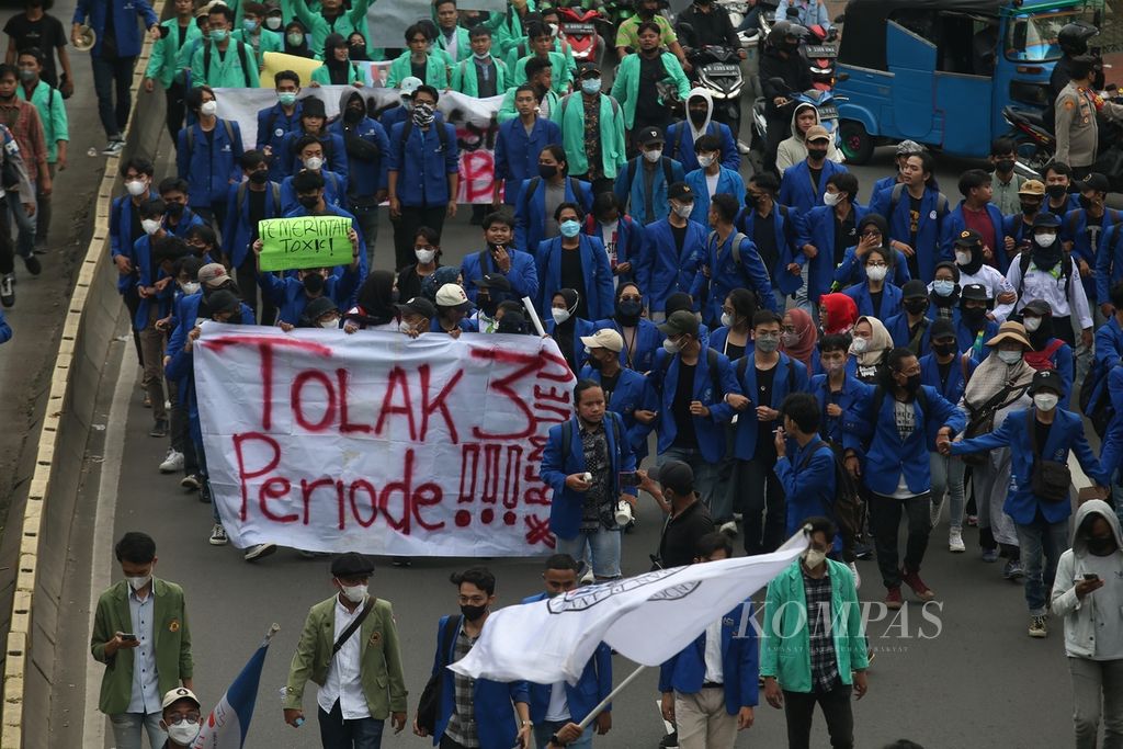Ribuan mahasiswa yang tergabung dalam Aliansi Mahasiswa Indonesia berunjuk rasa menolak penundaan pemilu dan perpanjangan masa jabatan presiden di Jakarta, Jumat (1/4/2022). 