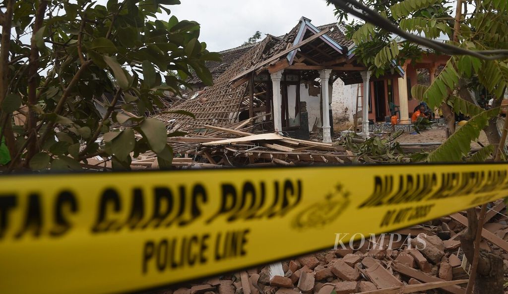Garis polisi dipasang di depan rumah yang hancur oleh ledakan bom ikan atau bondet di Desa Pekangkungan, Kecamatan Gondangwetan, Kabupaten Pasuruan, Jawa Timur, Sabtu (11/9/2021).
