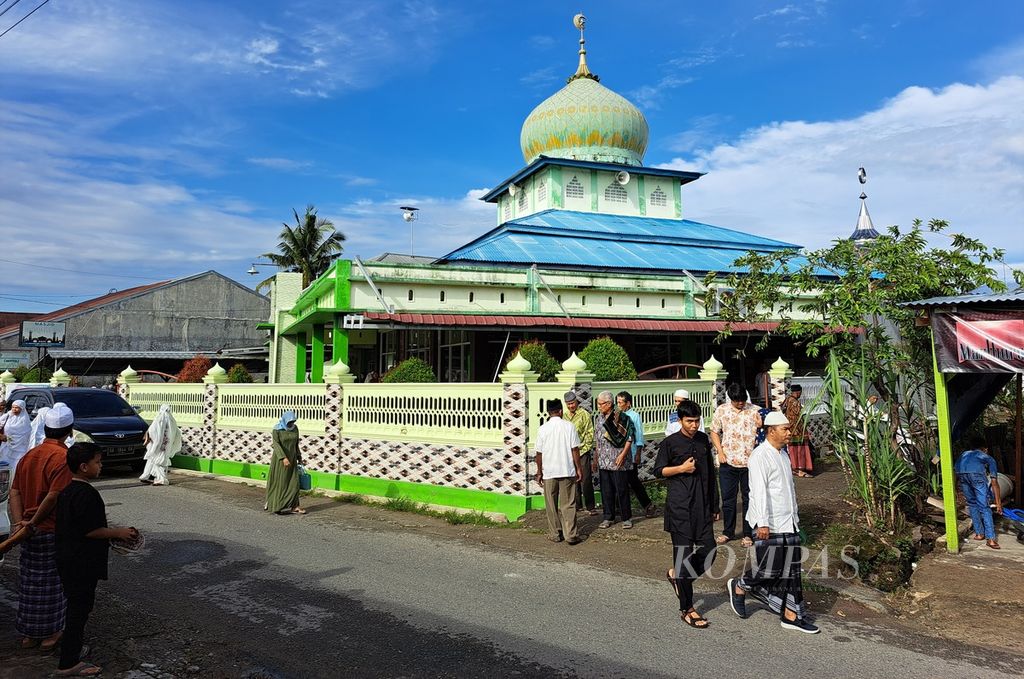Warga kembali ke rumah seusai shalat Idul Adha 1444 Hijriah di Masjid Hadiqatul Iman, Kelurahan Dadok Tunggul Hitam, Kecamatan Koto Tangah, Kota Padang, Sumatera Barat, Rabu (28/6/2023). 