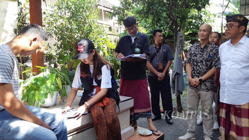 Wali Kota Denpasar I Gusti Ngurah Jaya Negara (kanan) bersama Ketua KPU Kota Denpasar I Wayan Arsa Jaya (kedua, kanan) mendampingi petugas pemutakhiran data pemilih (PPDP) yang sedang melaksanakan tahapan coklit di rumah warga, Minggu (12/2/2023).