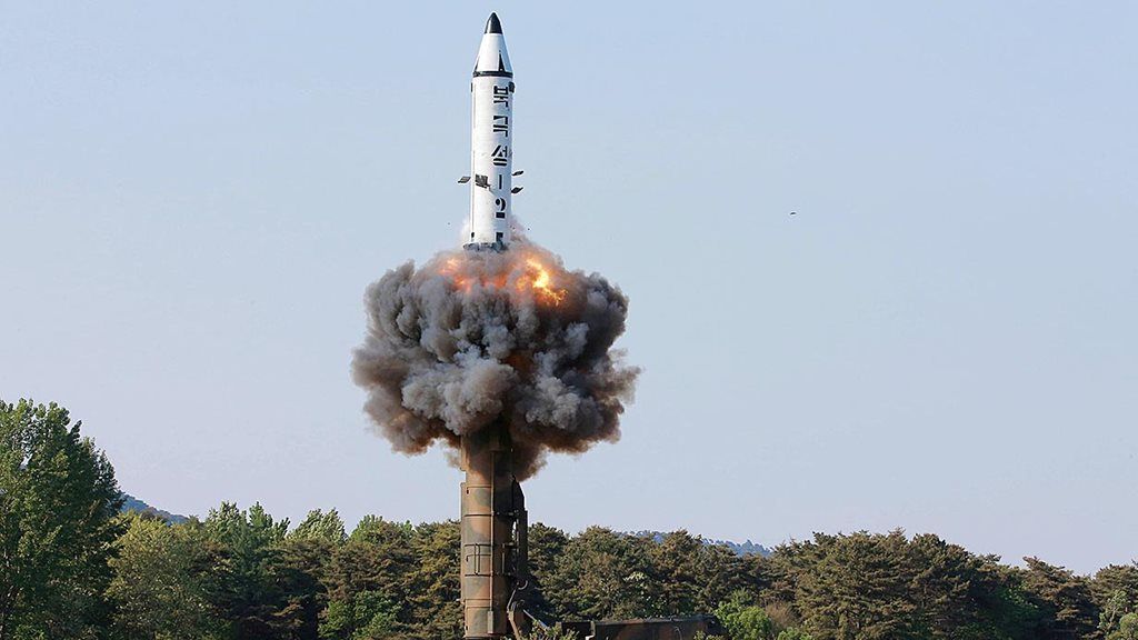 Rudal balistik jarak menengah Pukguksong II mengudara dalam foto yang dipublikasikan kantor berita Korea Utara, KCNA, Senin (22/5), dalam uji coba yang dilakukan militer Korut di lokasi yang tidak disebutkan, sehari sebelumnya. 