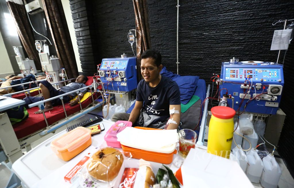 Inda (36), pasien penyakit ginjal, menjalani cuci darah atau hemodialisis di Klinik Hemodialisis Tidore, Cideng, Jakarta Pusat, Senin (13/1/2020). 