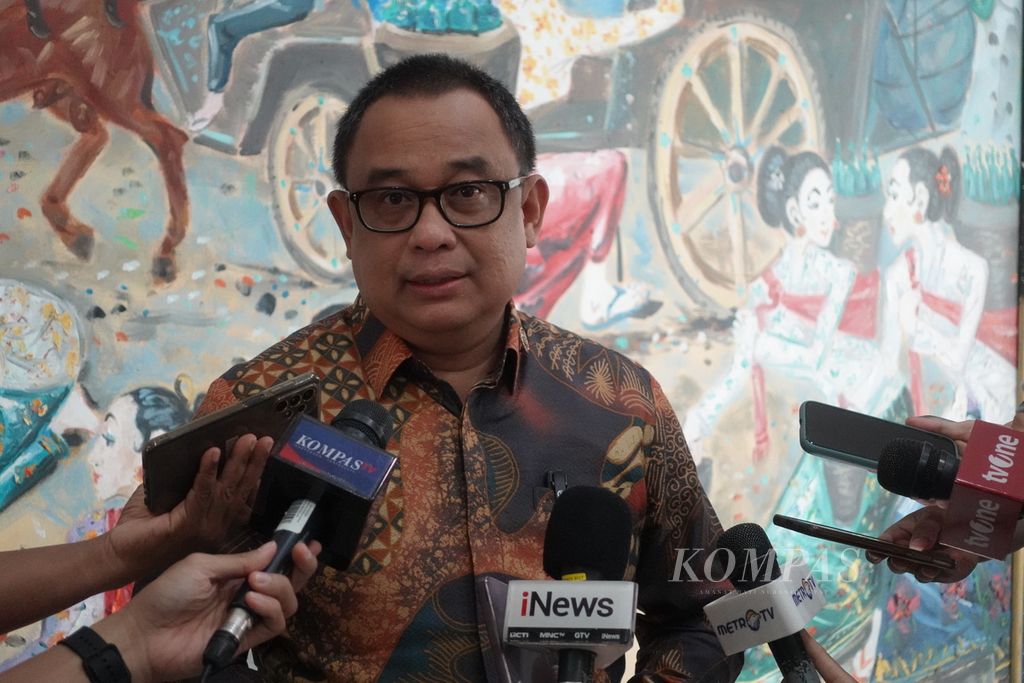 Koordinator Staf Khusus Kepresidenan Anak Agung Gde Ngurah Ari Dwipayana memberikan keterangan pers di Kantor Kementerian Sekretariat Negara, Jakarta, Jumat (24/11/2023).