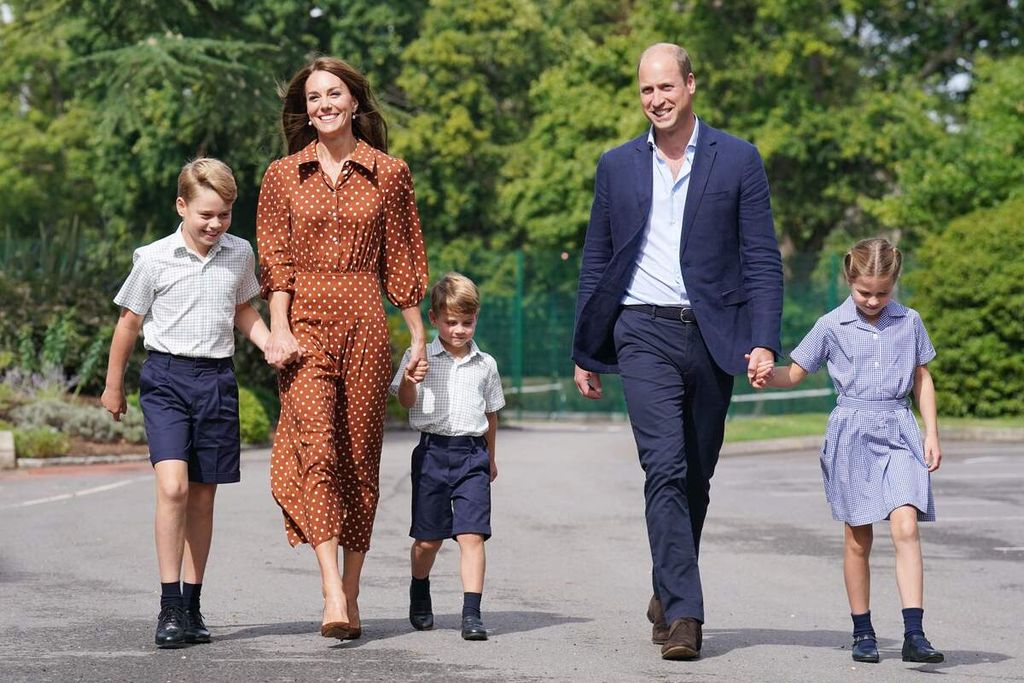 Foto tanggal 7 September 2022 ini memperlihatkan (dari kiri) Pangeran George, Putri Kate, Pangeran Louis, Pangeran William, dan Putri Charlotte saat tiba di Lambrook School, dekat Ascot di Berkshire, Inggris, pada hari pertama sekolah. 
