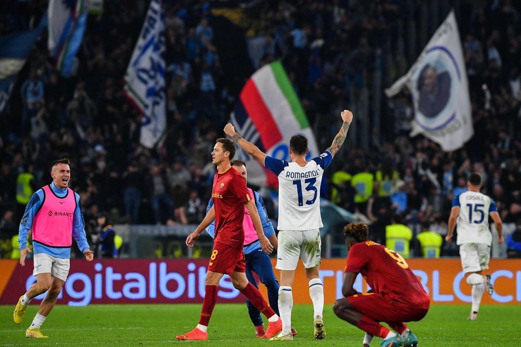 Bek Lazio, Alessio Romagnoli (tengah), melakukan selebrasi seusai pertandingan Liga Italia antara AS Roma dan Lazio di Stadion Olimpico, Roma, Senin (7/11/2022) dini hari WIB. Lazio mengalahkan AS Roma, 1-0. 