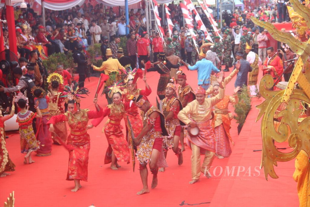 Tarian pembuka pada Festival Cap Go Meh di Kota Singkawang, Kalimantan Barat, Sabtu (8/2/2020). Penari menggunakan busana Nusantara.