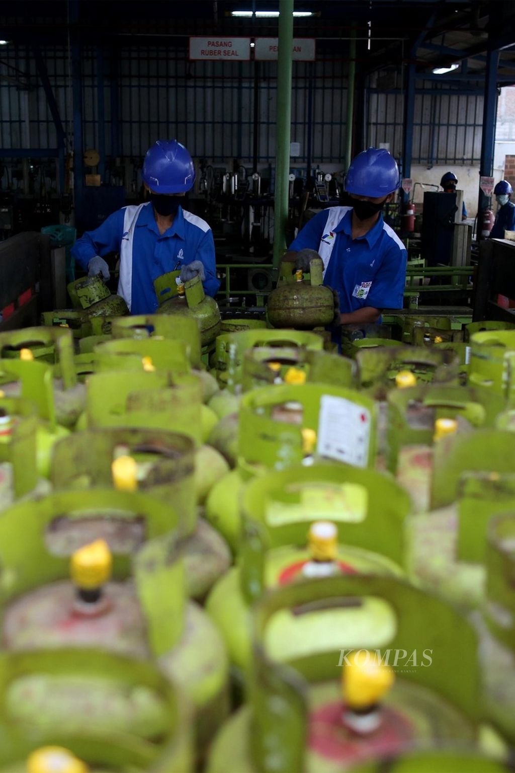 Pekerja menata tabung elpiji 3 kilogram bersubsidi yang telah diisi ulang di Stasiun Pengisian Bulk Elpiji (SPBE) PT Sadikun Gas, Kembangan, Jakarta, Kamis (2/7/2020).