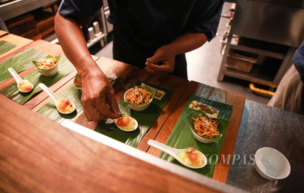 Kepala <i>chef</i> di Kaum Restoran Rachmad Hidayat mempersiapkan rujak sebagai menu pembuka dalam acara Kaum Santap Malam Series ketiga di Restoran Kaum Jakarta, Kamis (8/9/2022) malam. 