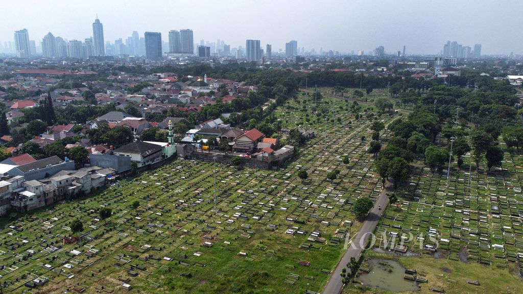 Taman Pemakaman Umum (TPU) Tanah Kusir di Kebayoran Lama, Jakarta Selatan, yang berdampingan dengan permukiman warga, Rabu (7/6/2023). 