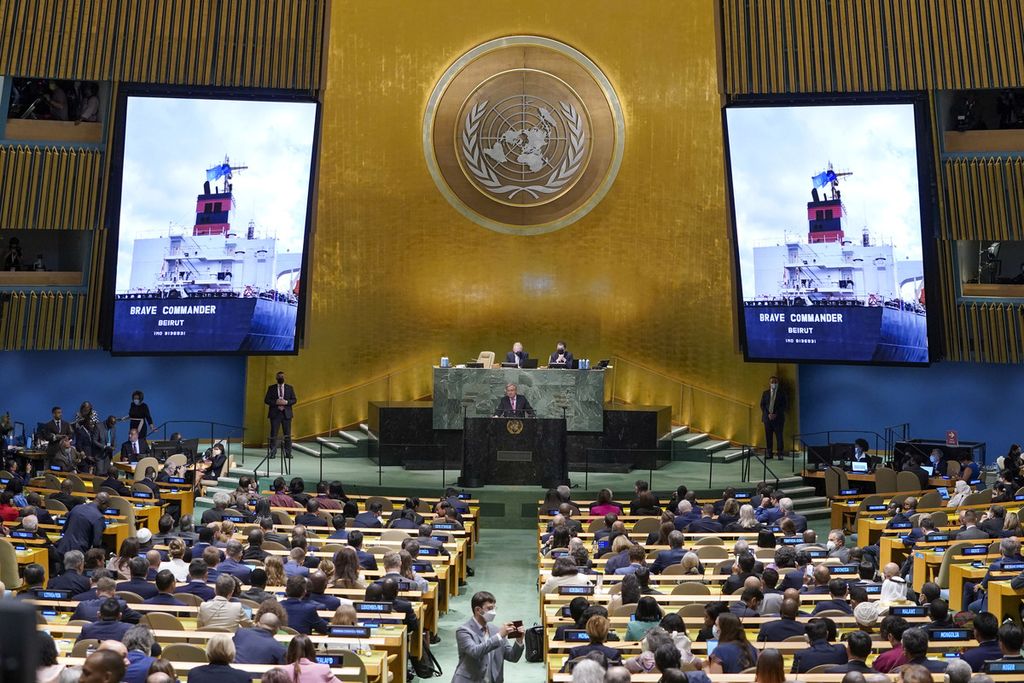 Video kapal Brave Commander yang mengangkut gandum dari Ukraina ditayangkan di layar saat Sekretaris Jenderal PBB Antonio Guterres berpidato pada hari pertama Sidang Ke-77 Majelis Umum PBB di Markas Besar PBB, New York, AS, Selasa (20/9/2022). 