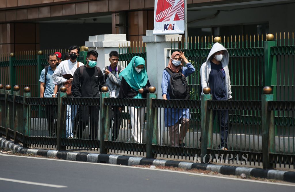 Penumpang kereta komuter mengenakan masker saat keluar dari Stasiun Cikini, Jakarta Pusat, Kamis (7/9/2023). 