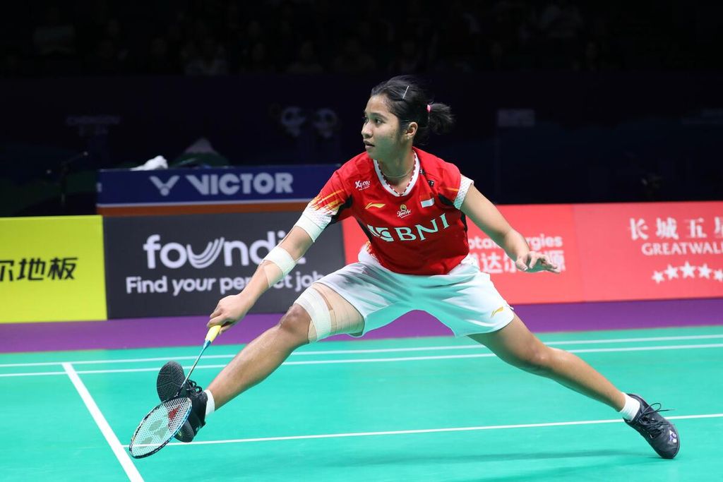 A 19-year-old player, Ester Nurui Tri Wardoyo, once again contributed to Indonesia's victory in the Uber Cup championship at Chengdu Hi Tech Zone Sports Centre Gymnasium. Ester defeated Kim Ga-ram, 20-22, 21-16, 21-12, and gave Indonesia a 2-1 lead.