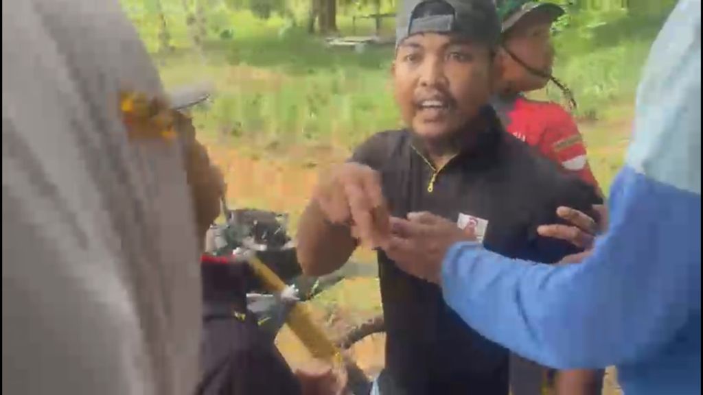 Salah satu petugas PT Makmur Elok Graha (kaus hitam) menantang warga untuk berkelahi di Pulau Rempang, Kota Batam, Kepulauan Riau, Rabu (18/9/2024). 