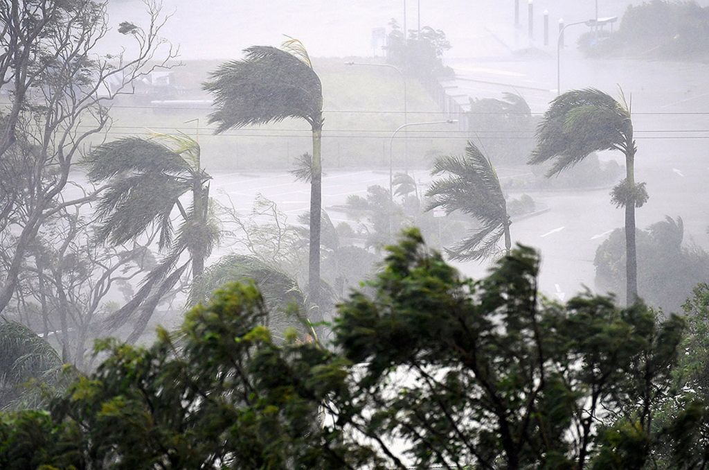 Embusan   angin kencang disertai hujan lebat yang dibawa badai Debbie menerpa wilayah Airlie Beach, sebelah selatan kota  Townsville, Australia, Selasa (28/3).