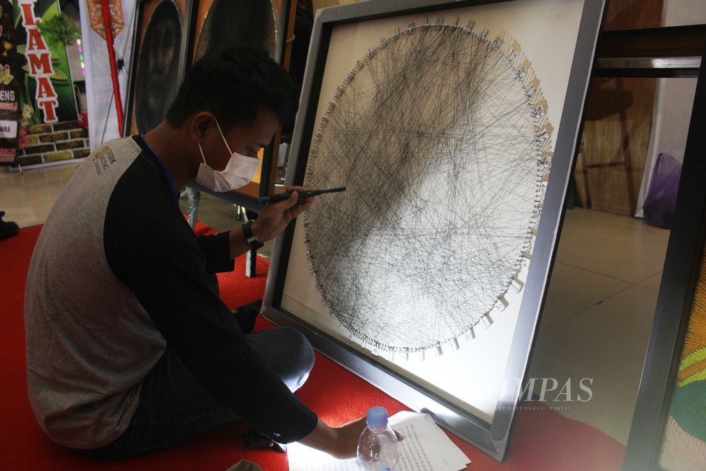 Salah satu peserta didik dari sekolah luar biasa di Kalteng menunjukkan karyanya melukis wajah dengan cara menyusun benang di Pameran Inovasi Pendidikan di Kalteng, Selasa (15/11/2022).