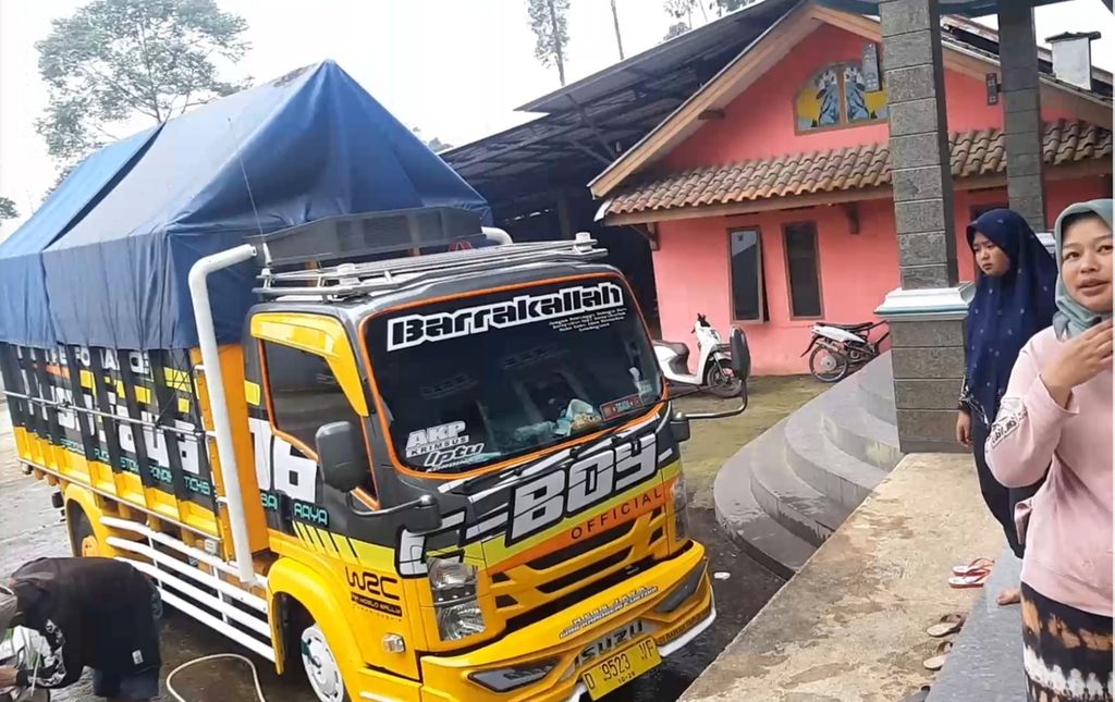 Halaman belakang rumah W, salah seorang juragan pupuk di Cibeureum, Kertasari, Kabupaten Bandung, Jawa Barat, awal Desember 2021. Dia diduga kuat mengalirkan pupuk sampai ke Indramayu, Jawa Barat.