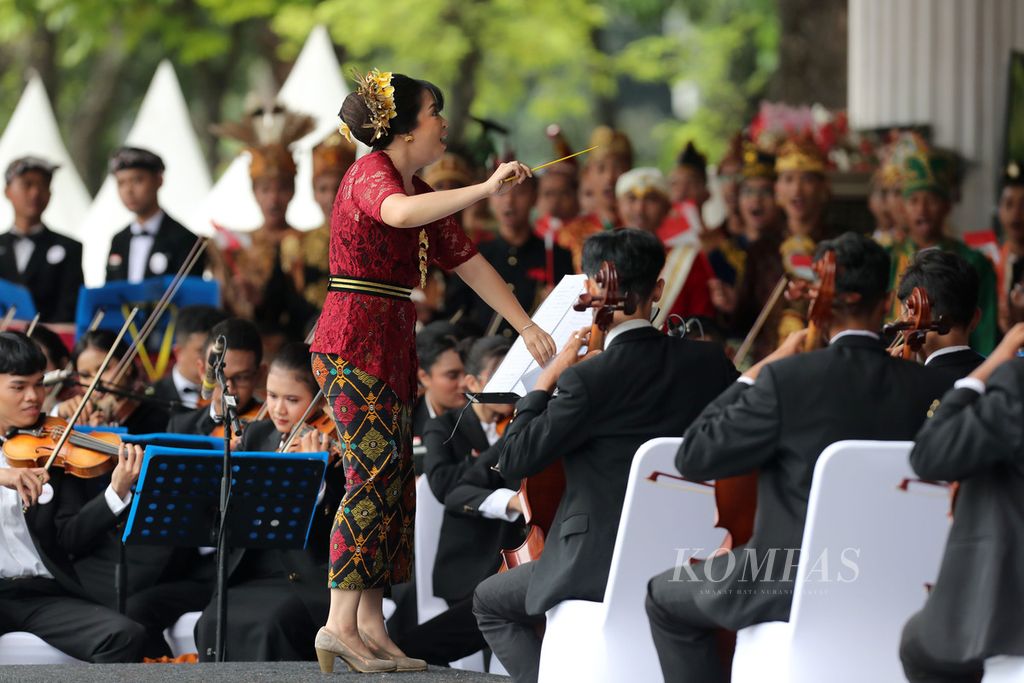 Nathania Karina memimpin orkestra dalam perayaan Hari Ulang Tahun (HUT) Kemerdekaan Ke-77 Republik Indonesia di Istana Merdeka, Jakarta, Rabu (17/8/2022). 