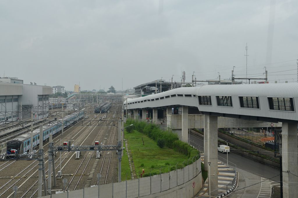 Lanskap jembatan layang penyeberangan orang simpang temu di Stasiun MRT Lebak Bulus, Lebak Bulus, Jakarta Selatan, Jumat (30/12/2022). 