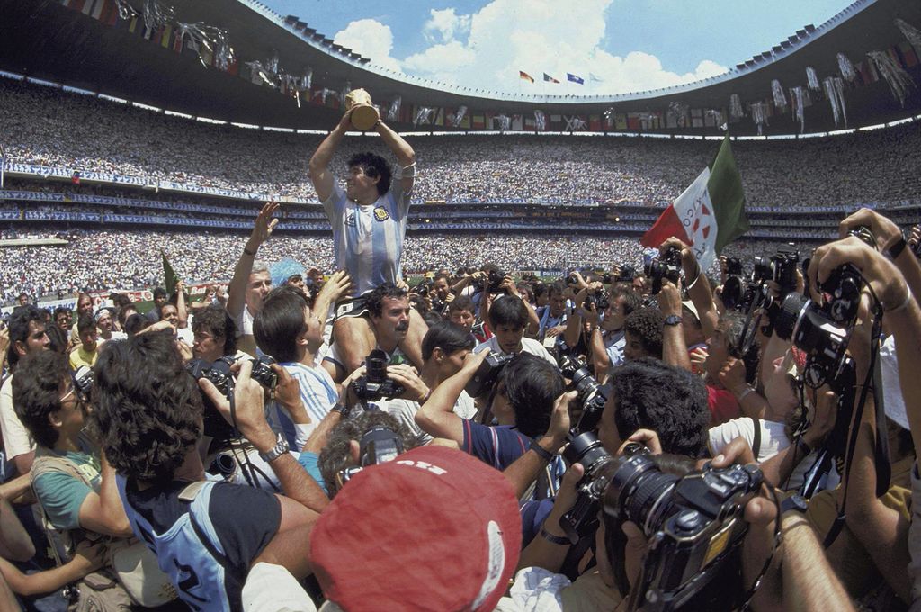 Diego Maradona memperlihatkan trofi Piala Dunia ke puluhan ribu suporter setelah Argentina menang 3-2 atas Jerman Barat pada pertandingan final Piala Dunia di Stadion Azteca di Mexico City, Meksiko (29/6/1986).
