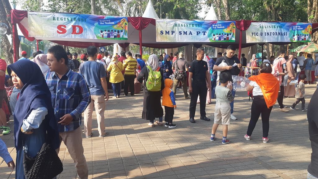 Suasana antrean di loket registrasi kegiatan Koperasi Astra Internasional di Pasar Seni Ancol, Jakarta, Sabtu (31/8/2019). Anggota koperasi beserta keluarga menukarkan kupon.