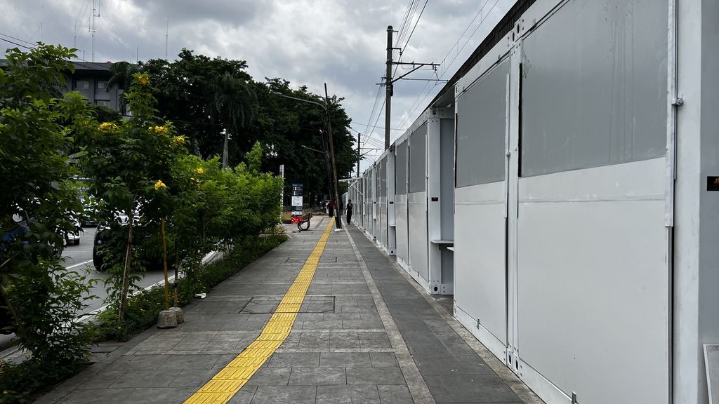 Deretan kios lokasi sementara JP 44 di Jalan Penataran, Menteng, Jakarta Pusat, Kamis (26/1/2023).