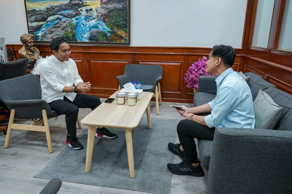 Wakil Presiden terpilih Gibran Rakabuming Raka (kanan) berbincang dengan Wakil Menteri Agraria dan Tata Ruang/ Wakil Kepala Badan Pertanahan Nasional Raja Juli Antoni (kiri) di Kantor Kementerian ATR/BPN, Jakarta, Selasa (23/7/2024).