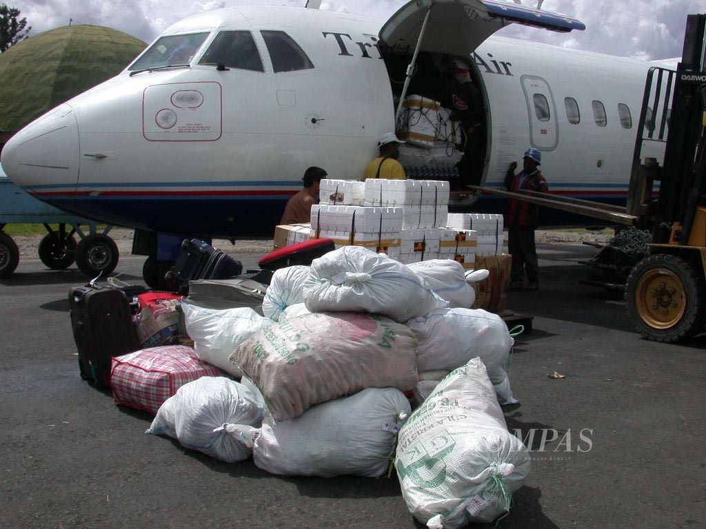 Sejumlah barang kebutuhan berbagai jenis, Selasa (20/12/2005) lalu, diturunkan dari pesawat Trigana Air yang baru datang dari Jayapura di Bandara Wamena, Papua. Pengiriman barang ke daerah pedalaman di Papua hingga kini hanya bisa dilakukan melalui udara dengan menggunakan pesawat terbang.