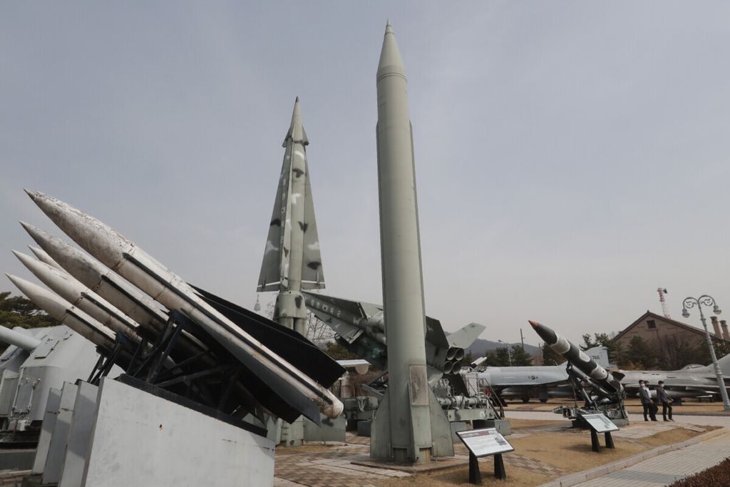 Tiruan rudal Scud-B Korea Utara (tengah kanan) dan rudal-rudal milik Korea Selatan dipamerkan di Korea War Memorial Museum di Seoul, Korea Selatan, 18 Maret 2021. 