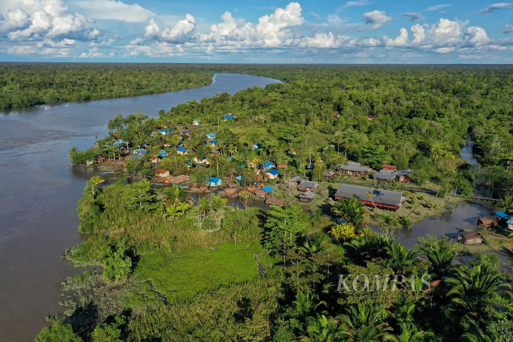 Lanskap Kampung Er, Distrik Sawaerma, Kabupaten Asmat, Papua, yang dikelilingi sungai, Rabu (13/10/2021). 