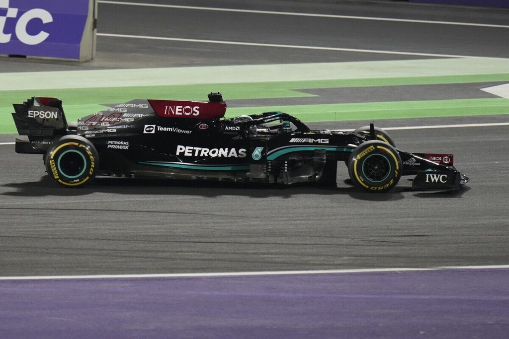 Pebalap Mercedes, Lewis Hamilton, memacu mobilnya pada balapan Formula 1 seri Arab Saudi, MInggu (5/12/2021) lalu.
