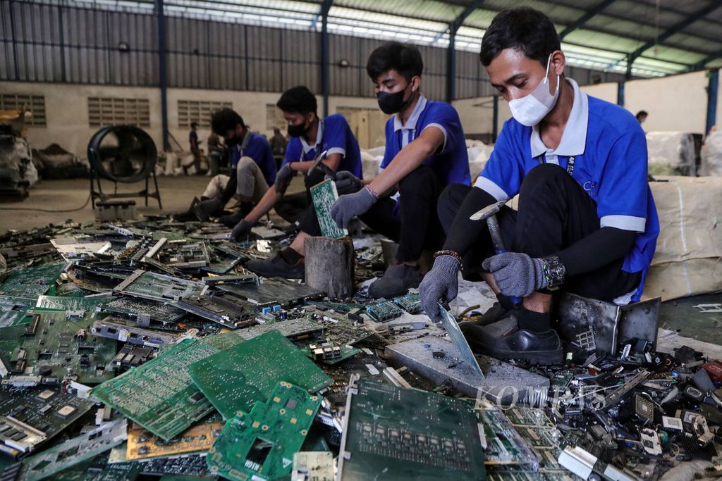 Pekerja memisahkan berbagai komponen dari <i>printed circuit board</i> (PCB) sebelum dilebur di PT Citra Asia Raya (CAR), Purwakarta, Jawa Barat, Jumat (25/8/2023).