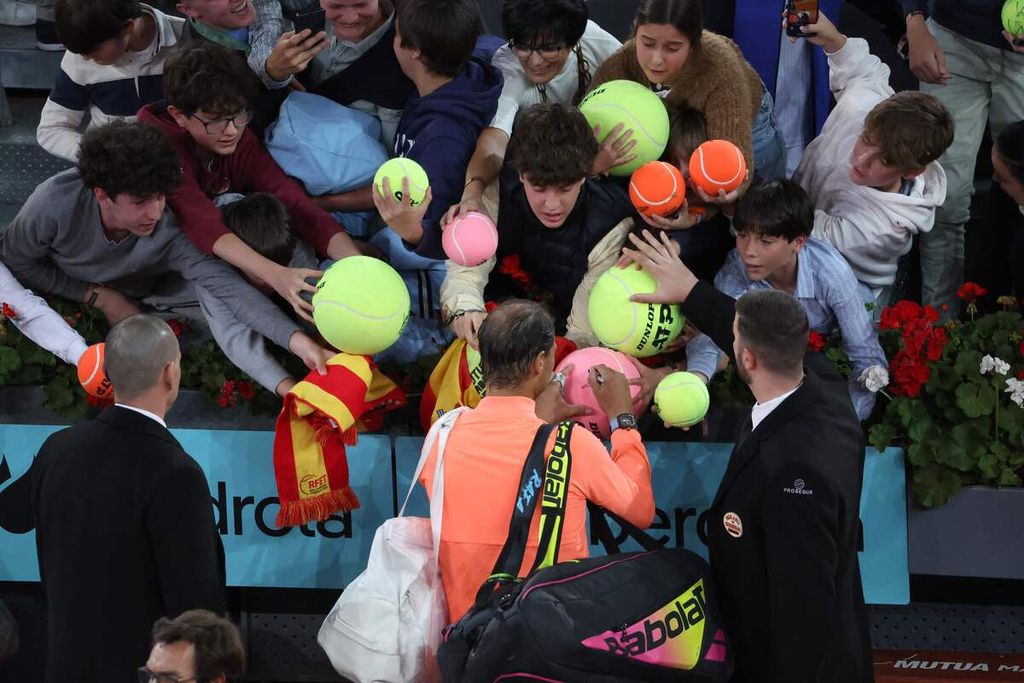 Penonton berebut tanda tangan Rafael Nadal setelah Nadal mengalahkan Alex de Minaur pada babak kedua turnamen ATP Masters 1000 Madrid, Sabtu (27/4/2024). 