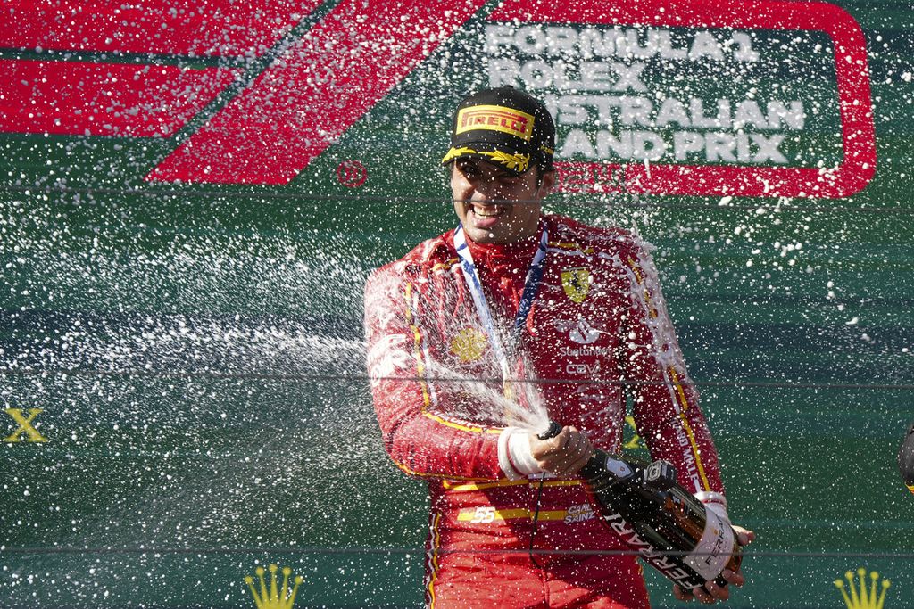 Pebalap Ferrari, Carlos Sainz, merayakan kemenangannya pada balap Formula 1 seri Australia di Albert Park, Melbourne, Sabtu (24/3/2024). Sainz menang setelah pebalap Red Bull Max Verstappen mengalami kerusakan pada mobilnya.