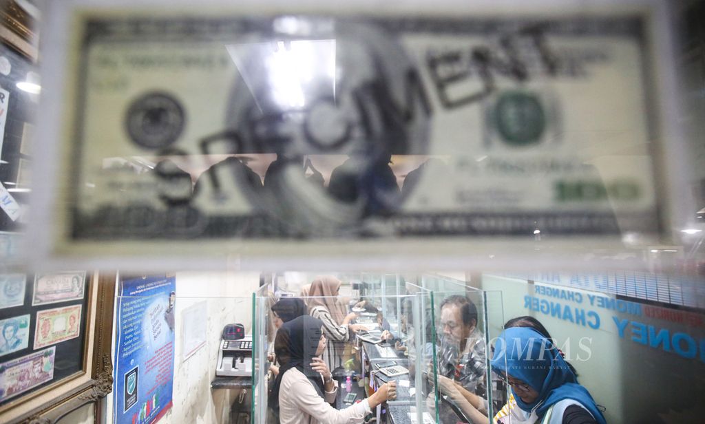 The atmosphere at the PT Valuta Artha Mas foreign currency exchange in Jakarta on Tuesday (16/4/2024). The exchange rate of the rupiah dropped to a level of Rp 16,200 per US dollar after the 2024 Eid holiday.