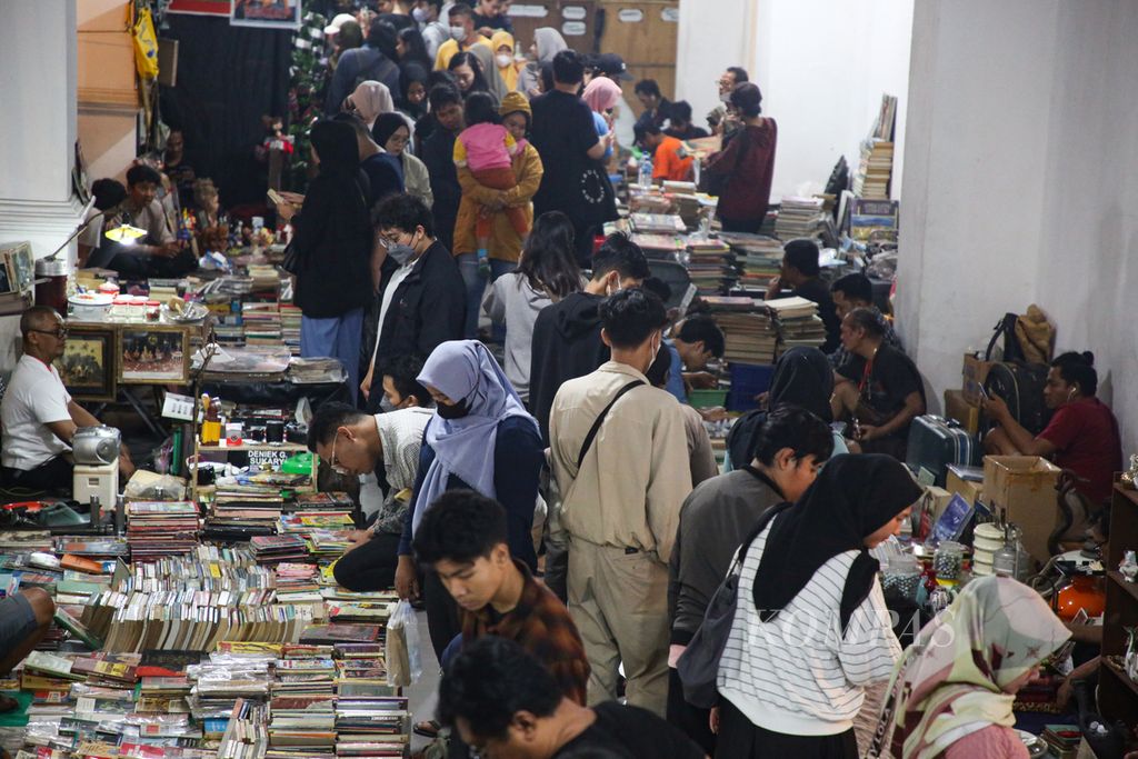 Pengunjung memadati area <i>klitikan</i> di Pasar Kangen 2023 di Taman Budaya Yogyakarta, Kota Yogyakarta, Rabu (2/8/2023) malam. Beragam barang bekas, mulai dari pakaian, buku, kamera, hingga kaset, dapat dijumpai di pasar tersebut. 